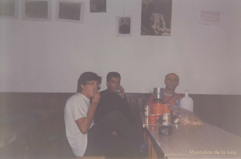 Manolo Cano, Jesús Andújar y Paco Sánchez en el comedor del refugio